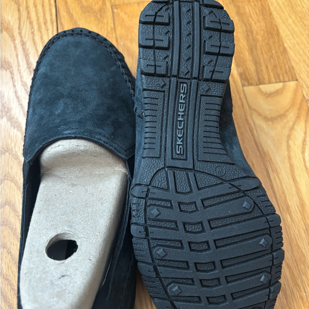 NEW Skechers Women's Black Suede Loafers. Relaxed fit. Cooled Memory Foam. - Picture 3 of 5